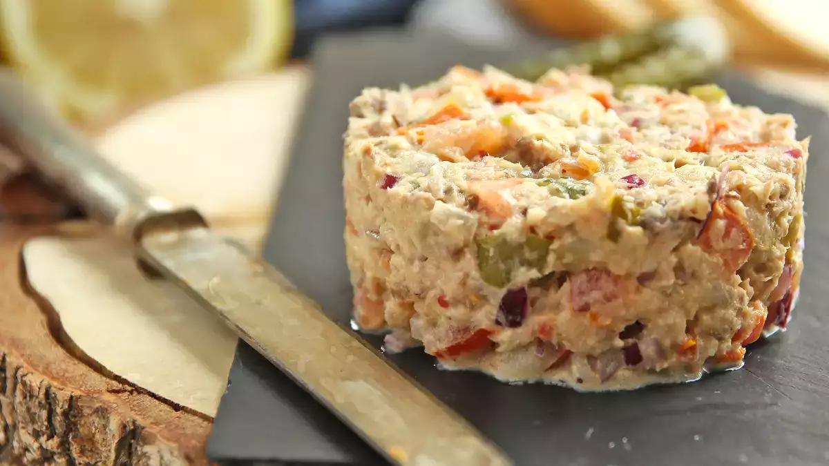 Convierte una lata de sardinas en un aperitivo digno de restaurante (fácil, barato y listo en 5 minutos)