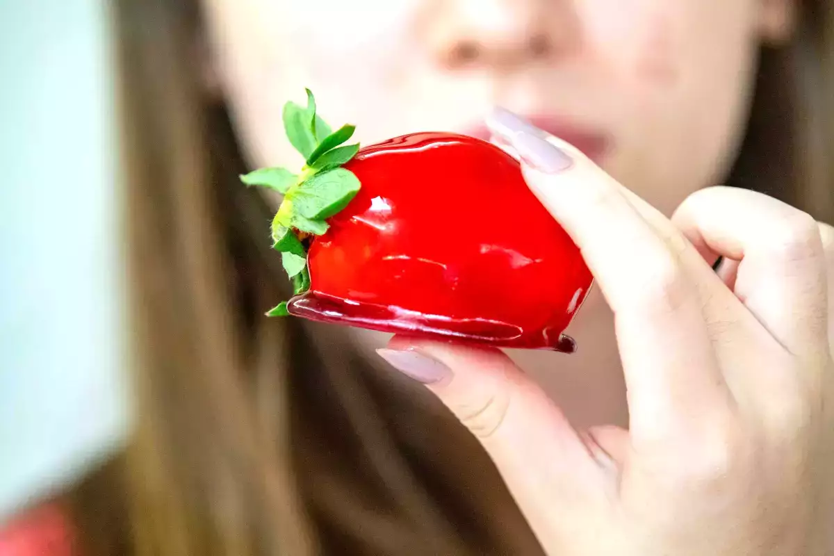 Fresas del amor: la versión más delicada y brillante de la clásica manzana caramelizada