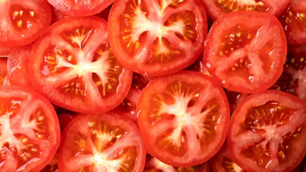 ¿Hay que quitar las semillas del tomate? Cuándo conviene retirarlas y cuándo no