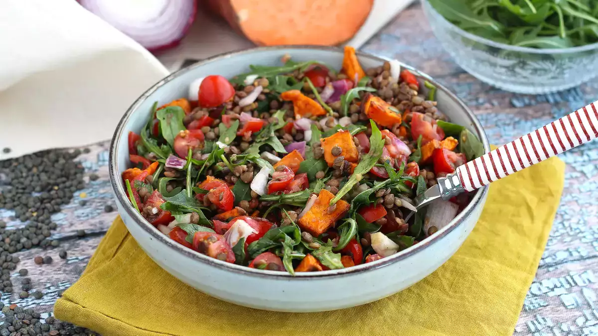 Esta ensalada de lentejas con boniato es una opción rápida y nutritiva y es probable que se convierta en tu nueva favorita