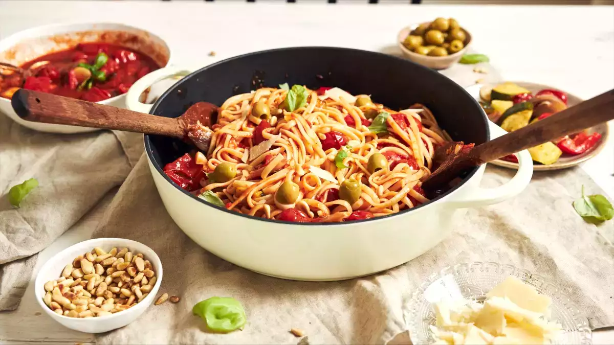 ¿Qué pasa cuando cocinas la pasta directamente en la salsa? El método one pot pasta realmente funciona