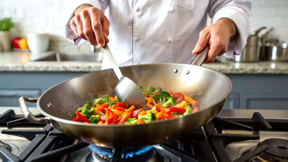 Cómo cocinar con menos aceite sin perder sabor: 7 trucos infalibles