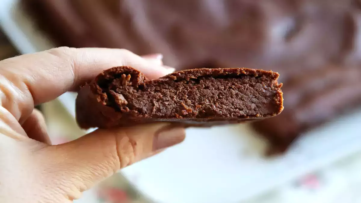 El pastel de chocolate más tierno y jugoso que probarás (sin mantequilla y sin gluten)