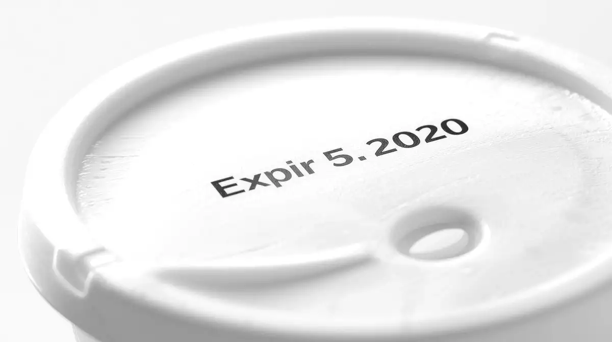 Alimentos que nunca debes consumir caducados (y los que sí pueden esperar un poco)