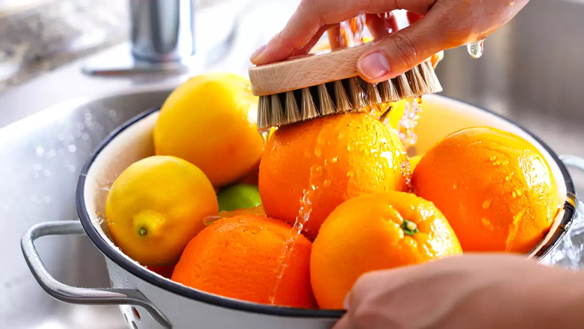 Rallar la piel de los cítricos sin lavarlos: el error que muchos cometen (incluso con fruta ecológica)