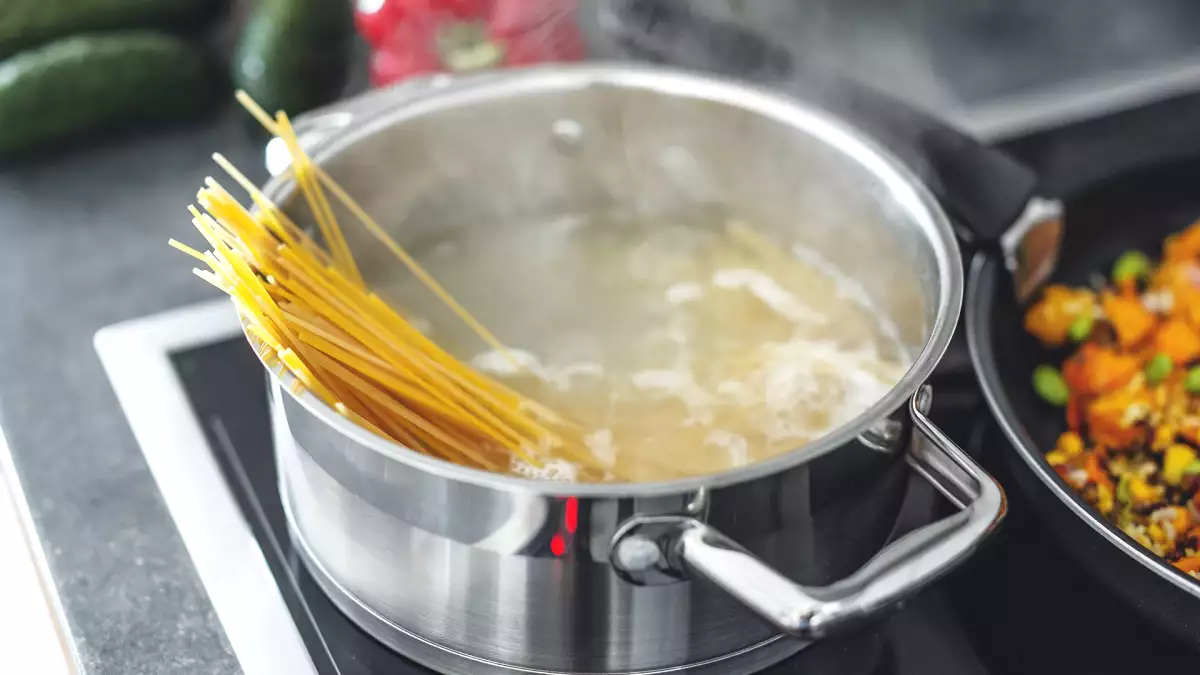 Por qué el agua de cocción de la pasta, esa que siempre tiras, es el secreto mejor guardado de la cocina italiana