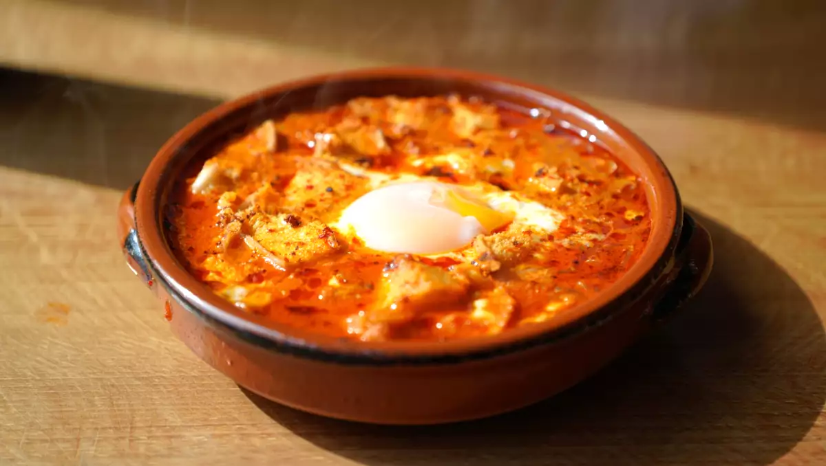 Sopa de ajo, el plato humilde que llegó a ser símbolo de la cocina tradicional española