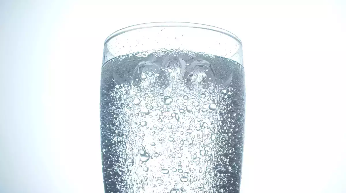 La bebes para sentirte más ligero… pero quizá sea justo lo que está hinchando tu estómago