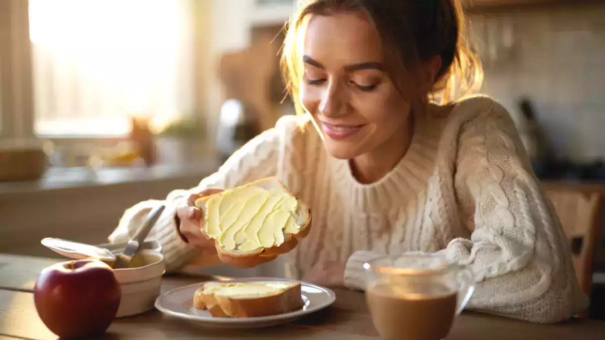 Pan con mantequilla: el dúo más reconfortante del desayuno… que también altera tu energía y tu ánimo