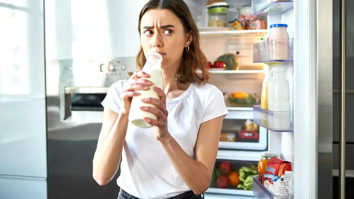 Beber leche fría directamente de la botella: la costumbre cómoda que quizá no sea tan buena idea