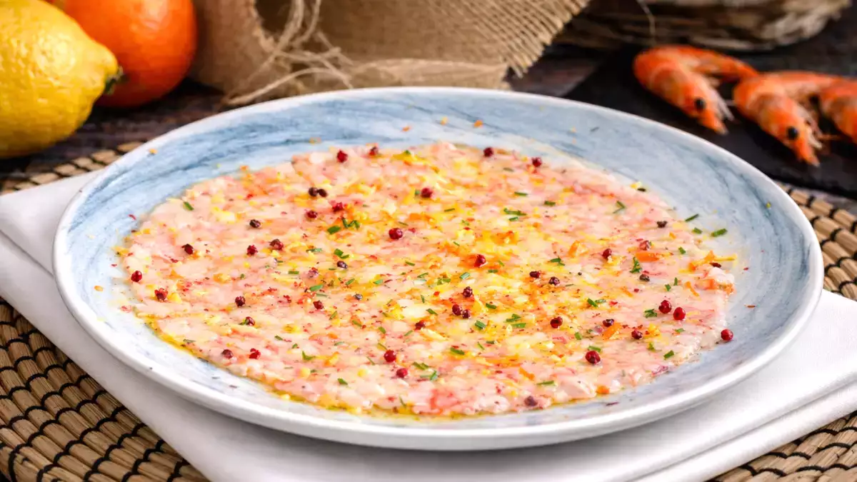 Carpaccio de gambas con cítricos y pimienta rosa: un entrante ideal para darle un aire nuevo al marisco de siempre