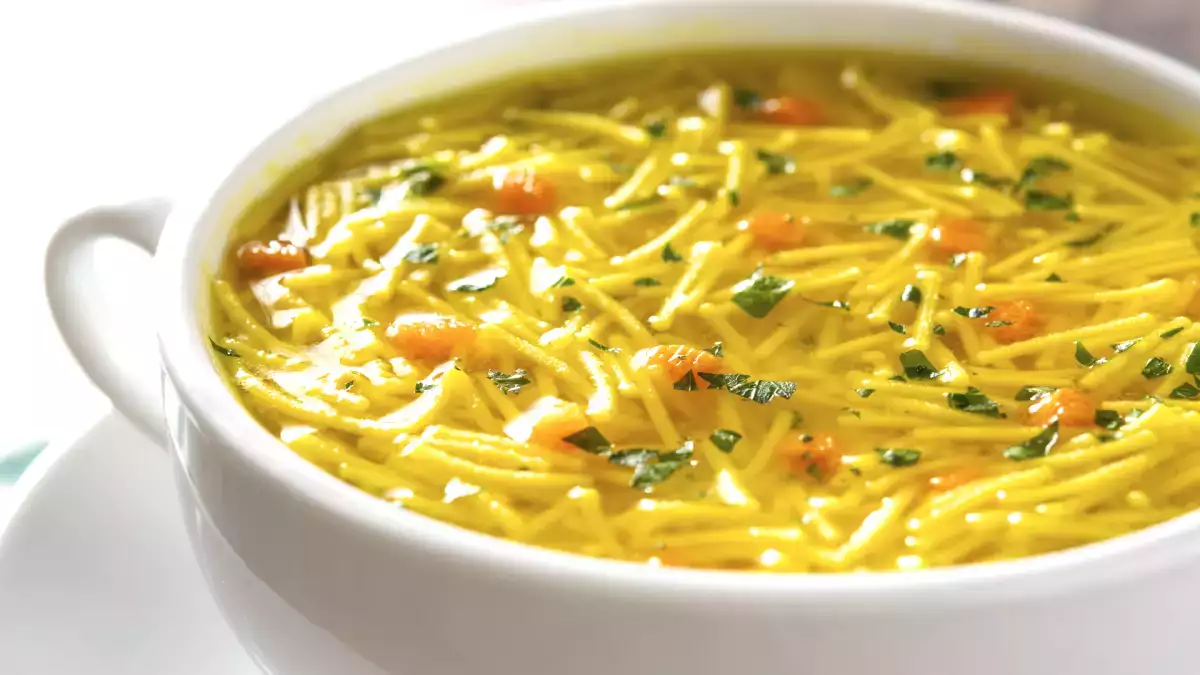 Alerta alimentaria: hallan piezas de metal y caucho en una sopa deshidratada vendida en varias comunidades