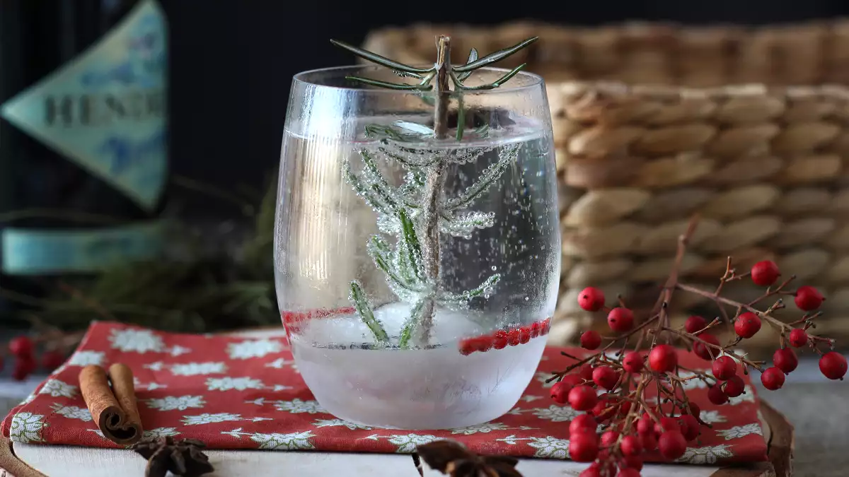 Cóctel navideño árbol nevado (con y sin alcohol): fácil de preparar y con efecto “árbol nevado” en el vaso