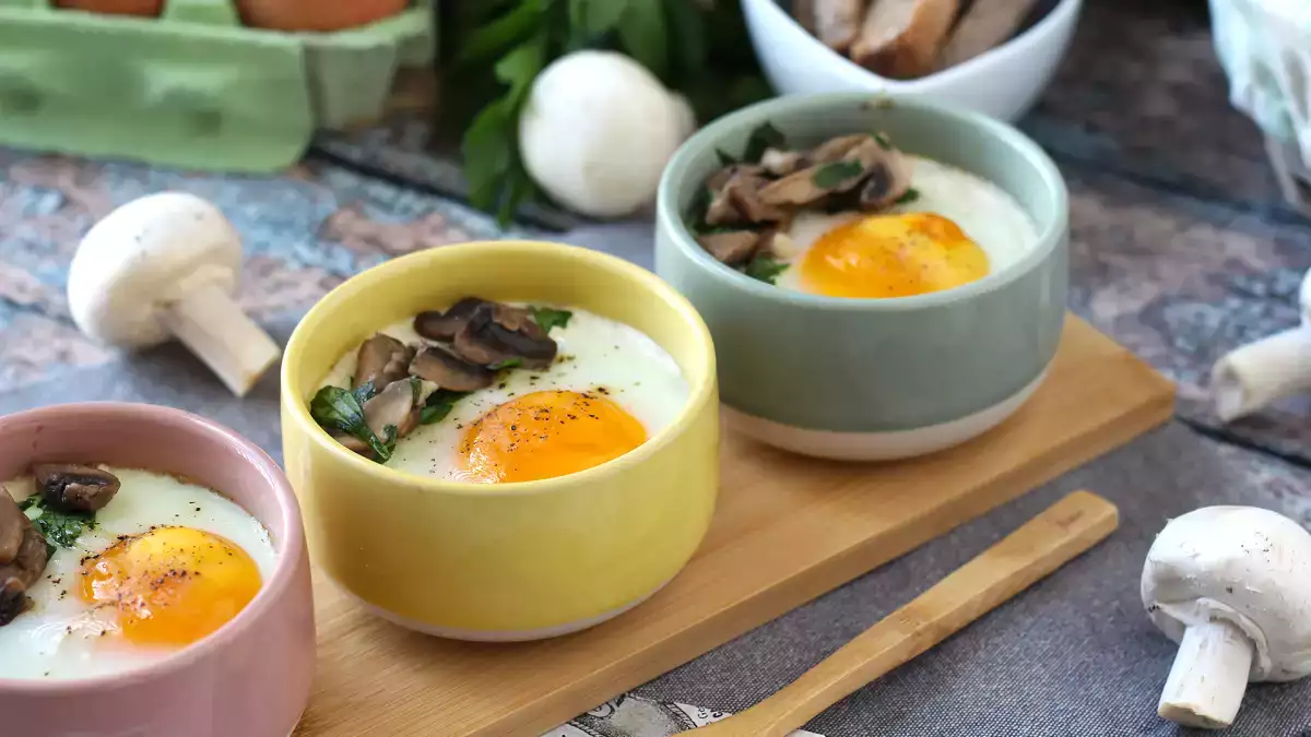 Huevos a la cocotte con champiñones: un entrante fácil y económico para tu menú de Navidad