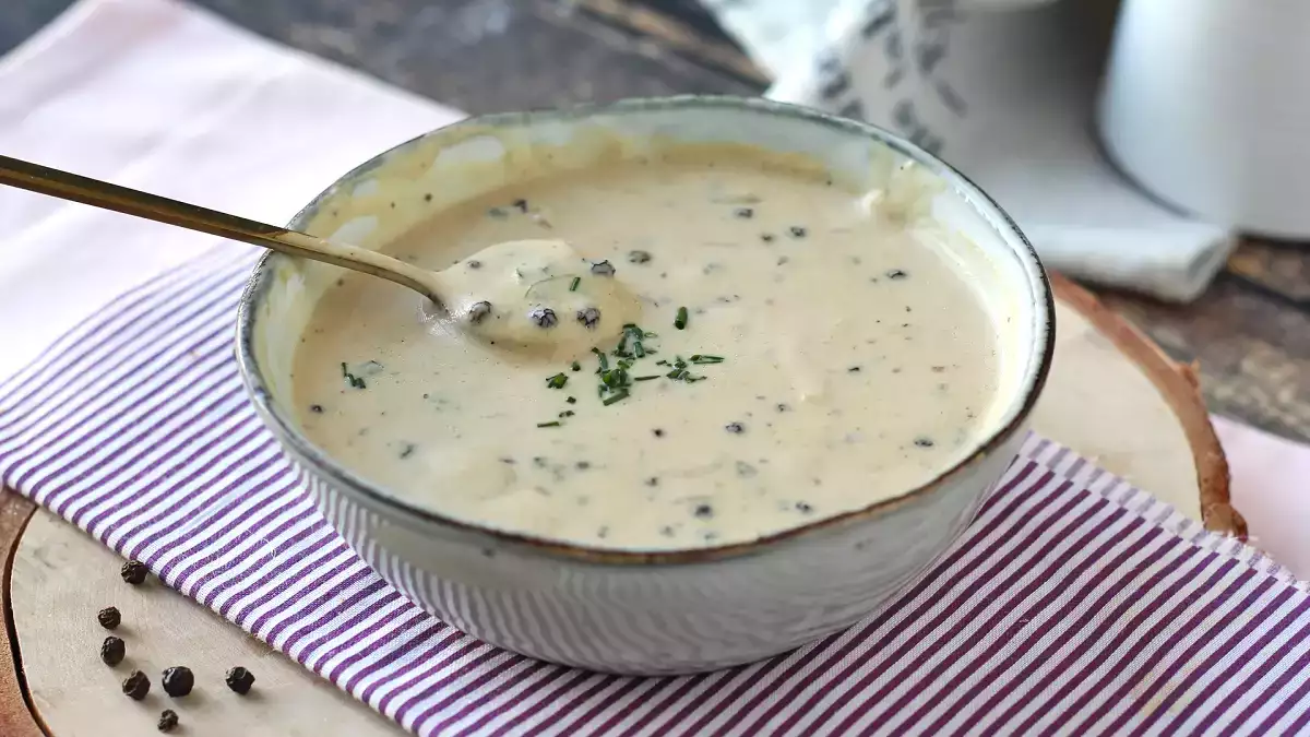 Salsa a la pimienta casera: el toque de restaurante para acompañar tus carnes de fiesta
