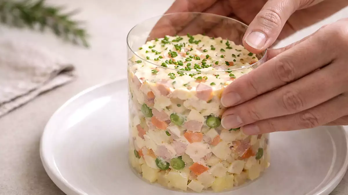 Sin aro de emplatar y con invitados: el apaño que salva la presentación de tus platos (con algo que ya tienes en casa)