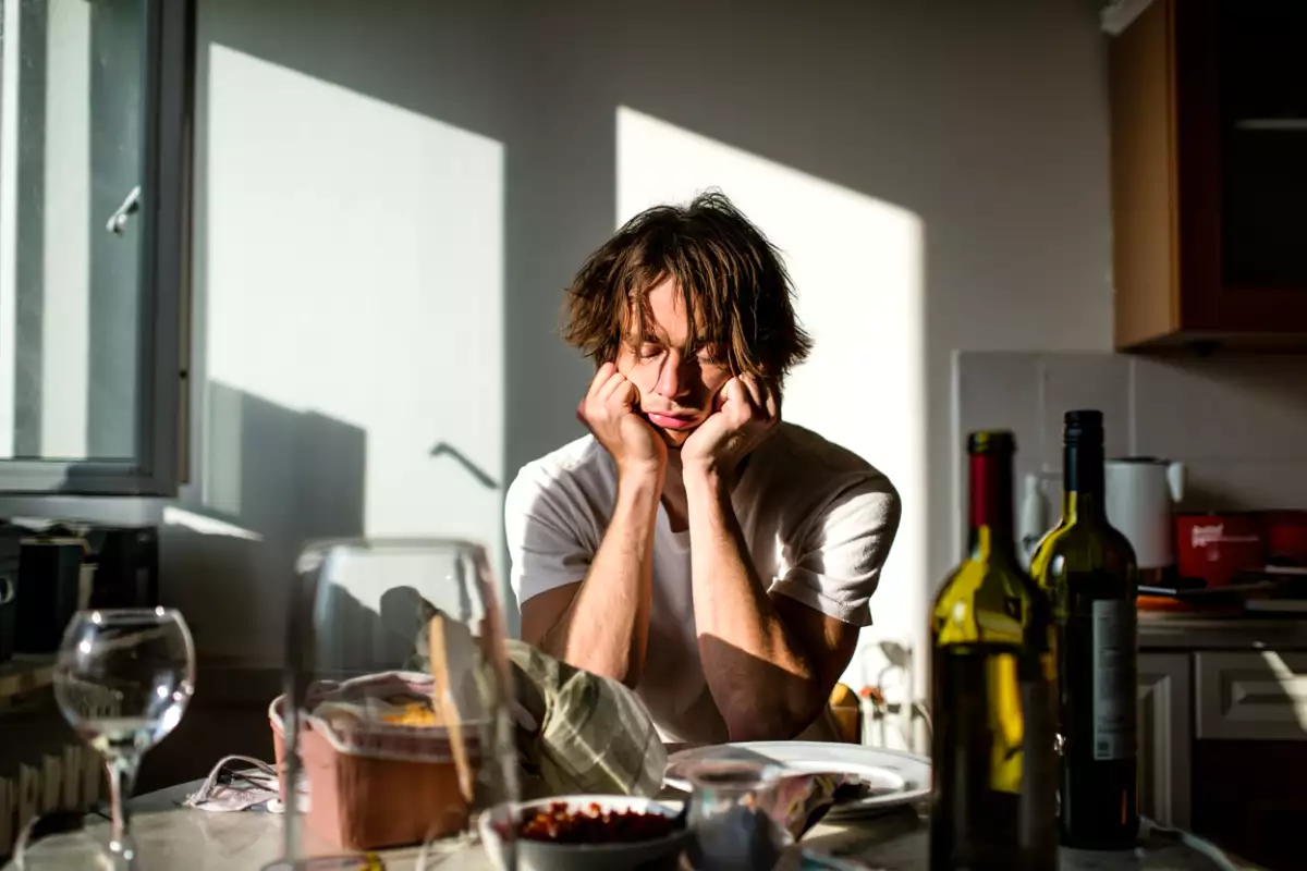 Cómo rehidratar el cuerpo después de una comida copiosa o una noche con alcohol