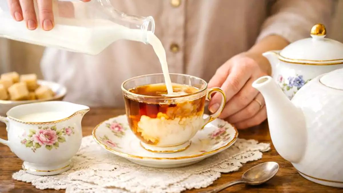 ¿Leche en el té? Esta costumbre británica tiene una explicación