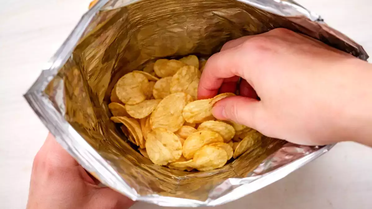 ¿Por qué hay tanto aire en las bolsas de patatas fritas? ¿Nos están engañando?