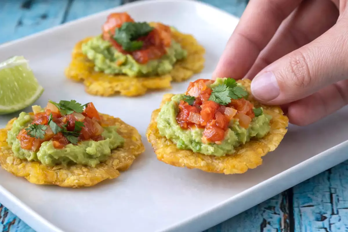 Cocina con flow: patacones colombianos con hogao y guacamole para ver la serie del tirón