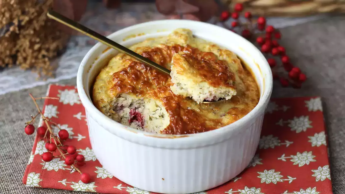 Este bizcocho proteico con frutos rojos se ha convertido en mi plan B favorito cuando me apetece algo dulce