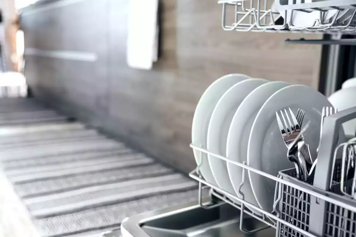 ¿Hay que enjuagar los platos antes de meterlos en el lavavajillas?