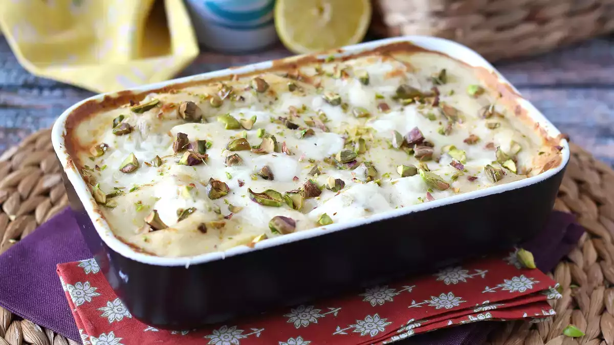 Esta lasaña de salmón con burrata y pistachos merece un hueco en tu menú del domingo