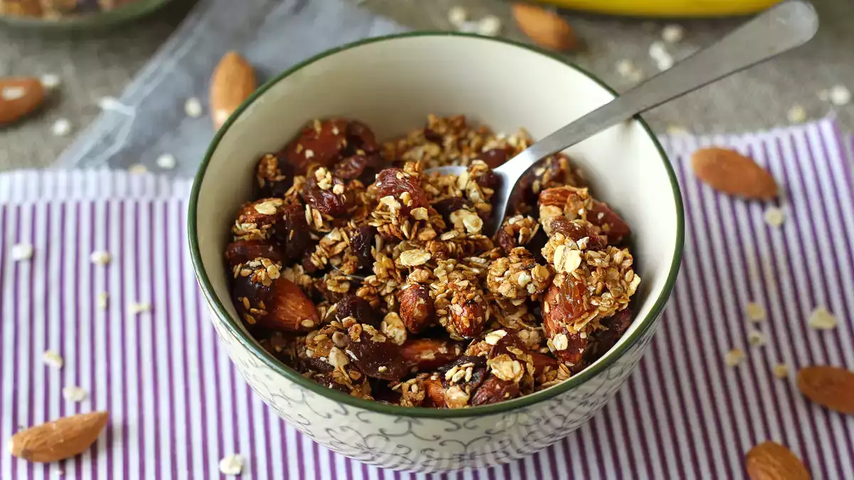 Esta granola crujiente se prepara en 15 minutos y sin encender el horno