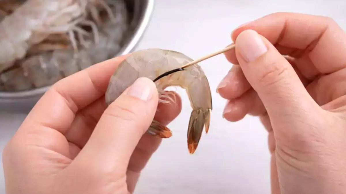 La línea negra de las gambas: lo que muchos comen sin saber exactamente qué es