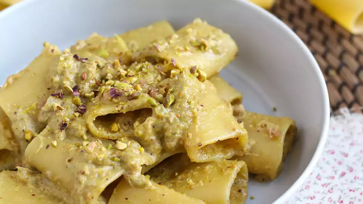 Esta pasta queda cremosa sin nata ni mantequilla: el resultado sorprende