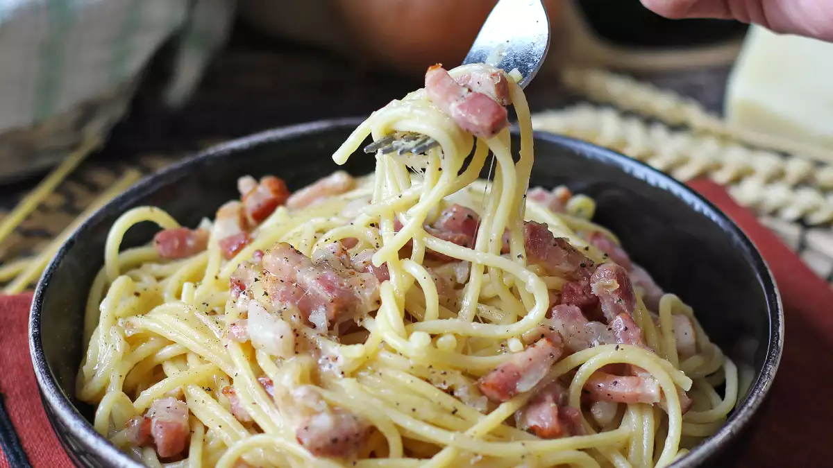 Bacon en taquitos: el ingrediente que siempre tienes en la nevera y 12 recetas estupendas para resolver cualquier cena