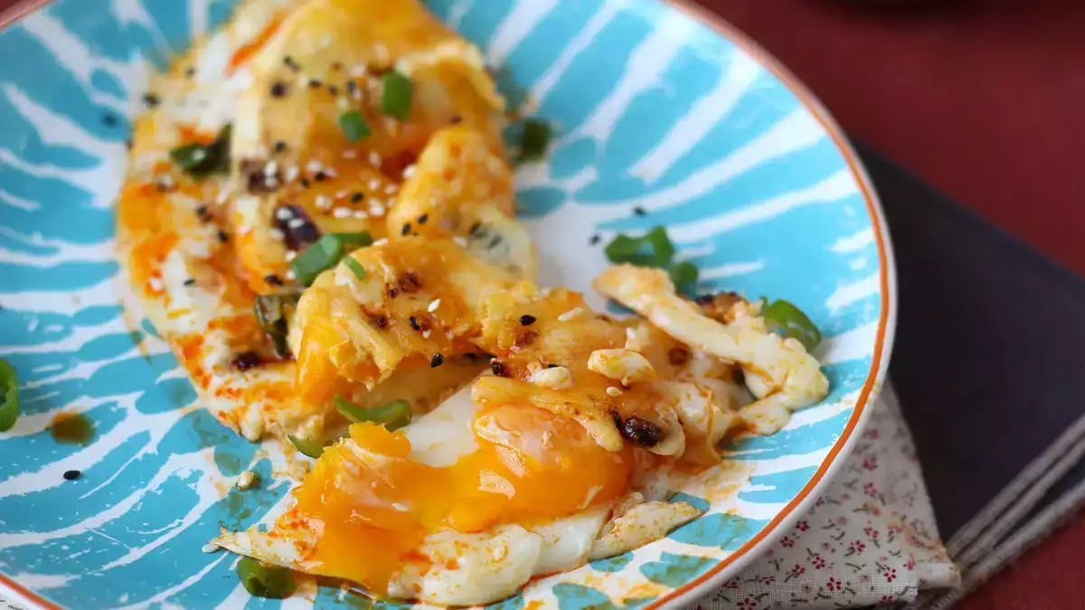 ¿Tienes 2 huevos y poco tiempo? Esta receta te salvará la cena (¡y puede que también el desayuno!)