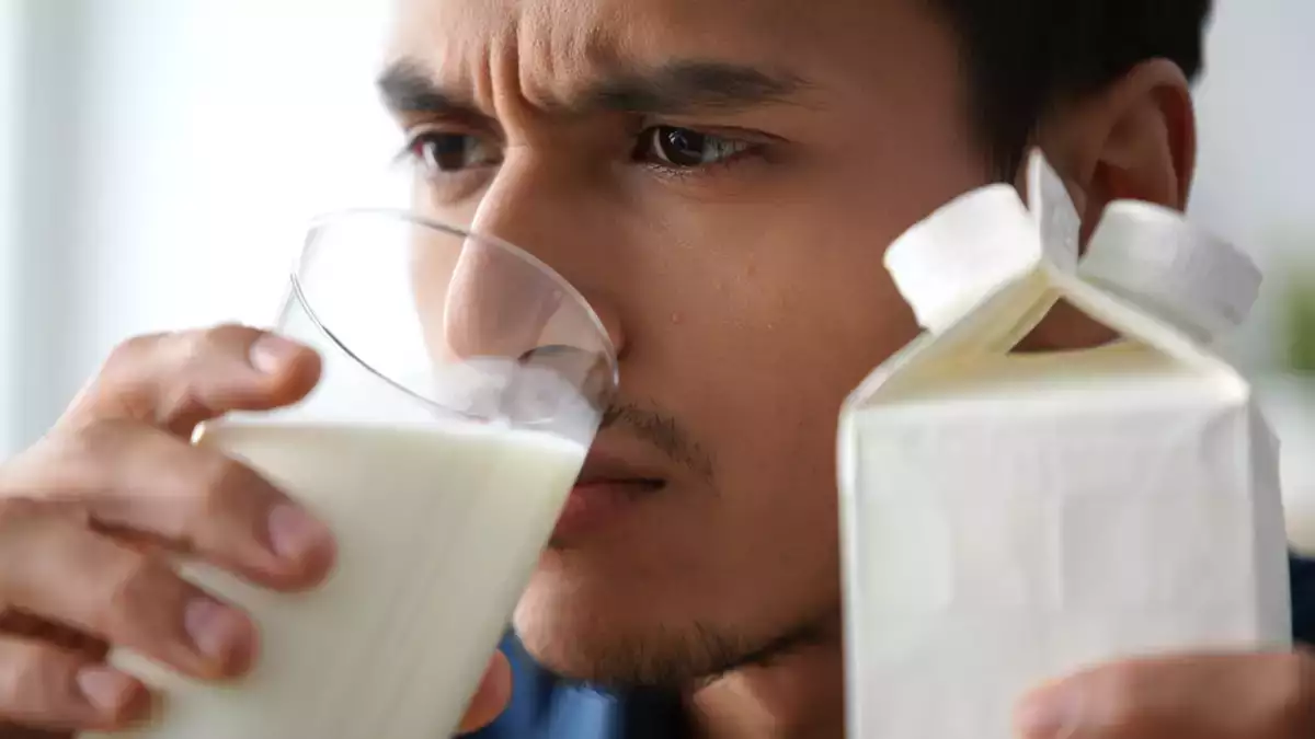 ¿Hay que tirar de verdad la leche “caducada”? Qué conviene revisar antes y cómo aprovecharla sin correr riesgos
