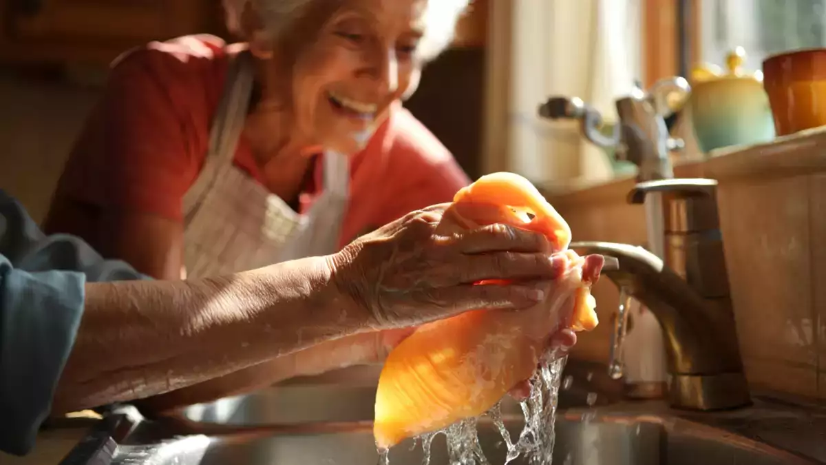 ¿De verdad hay que lavar el pollo antes de cocinarlo? La verdad que tu madre y tu abuela nunca te contaron