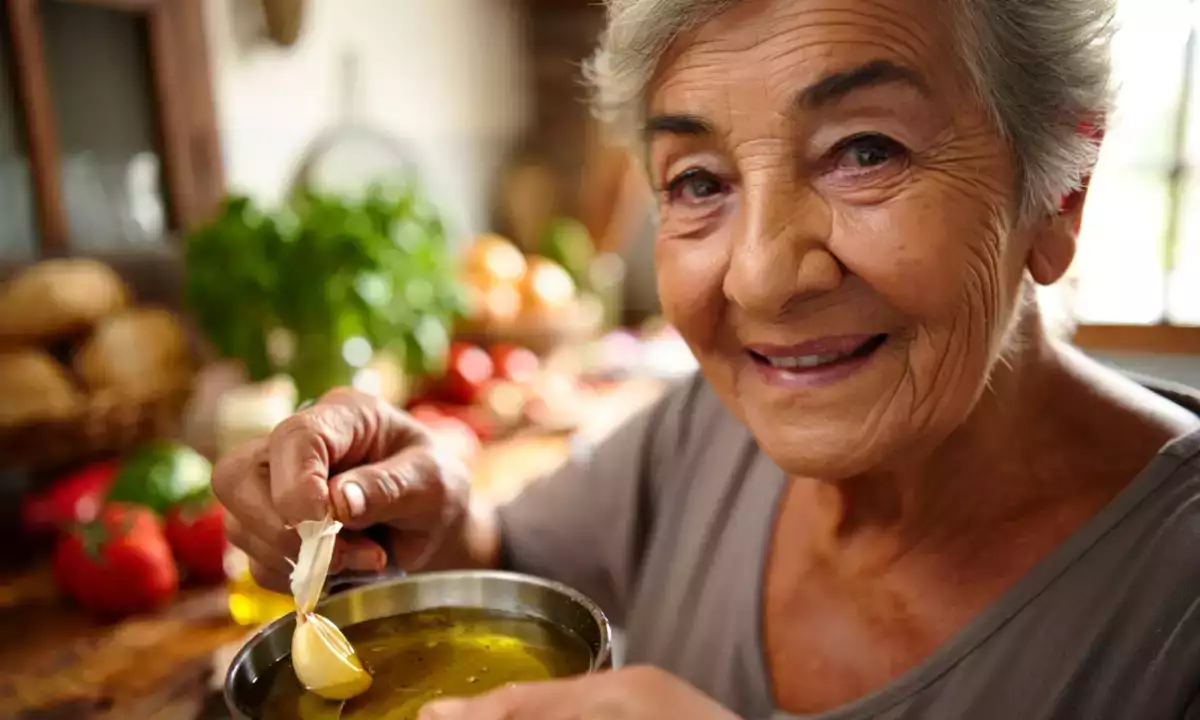 La abuela lo sabe desde siempre: por qué a veces conviene retirar el ajo de la sartén