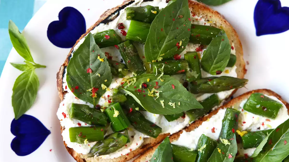 La tosta primaveral con espárragos y ricotta que apetece a cualquier hora: fresca, cremosa y lista en pocos minutos
