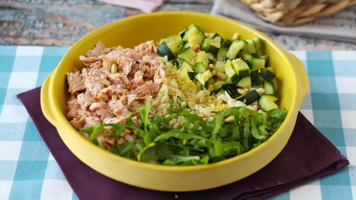 Orzo: qué es, cómo se cocina y por qué esta pasta pequeña funciona tan bien en sopas, ensaladas y platos cremosos