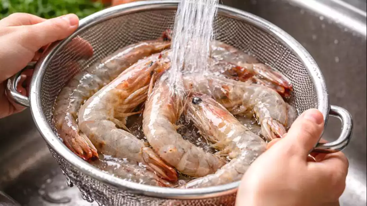 ¿Lavas las gambas antes de cocinarlas? Por qué este gesto tan habitual puede ser un error