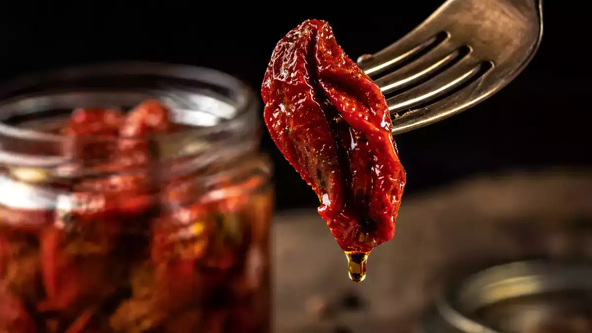 Tomates secos en aceite: un concentrado de sabor en la despensa y 10 recetas para aprovecharlo