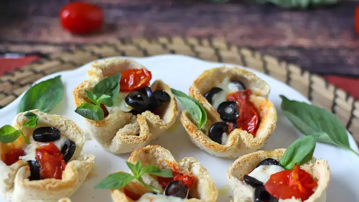 Cestas de pan de molde con mozzarella: el aperitivo fácil que siempre triunfa y está listo en 20 minutos