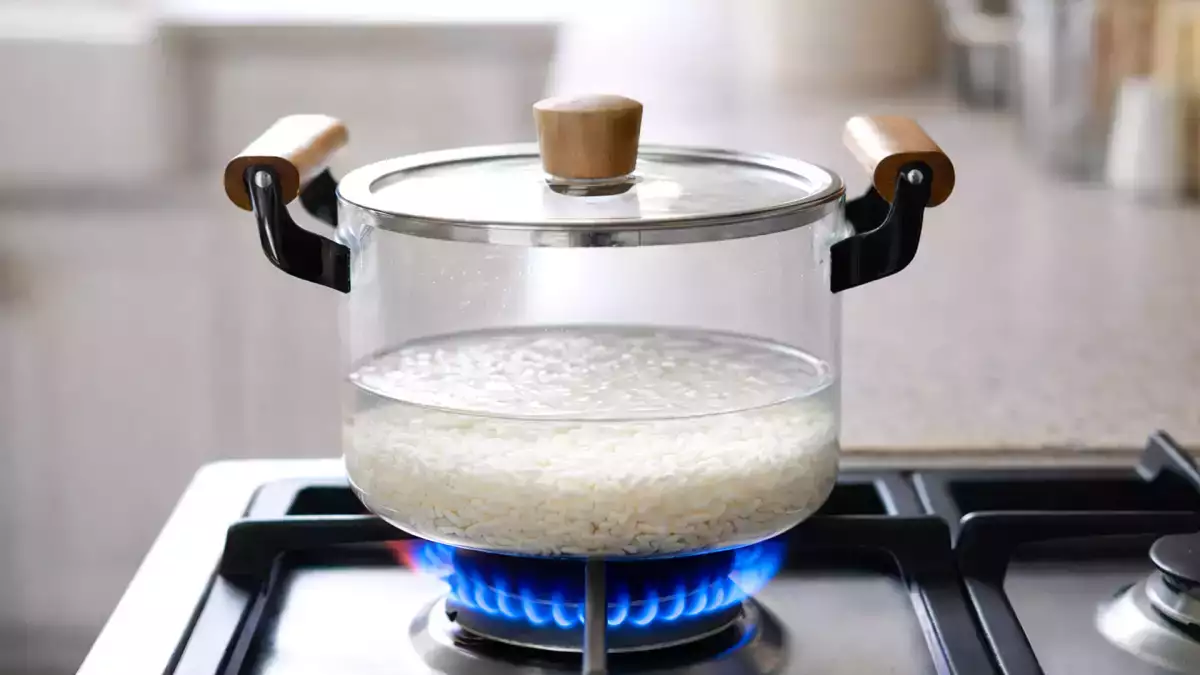 No necesitas medir el agua: el truco sencillo para conseguir un arroz suelto que casi nadie usa.