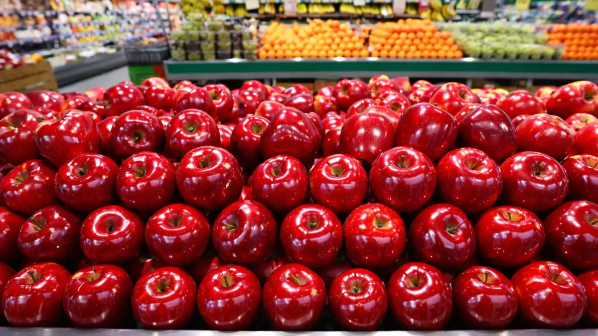 ¿Te fías de esas manzanas tan brillantes del supermercado? Hay algo detrás que pocos saben