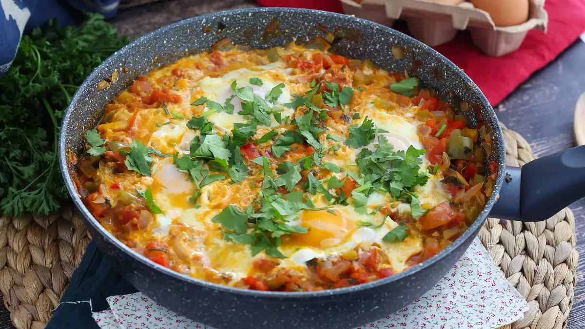 ¿Qué cocinar cuando no tienes casi nada en casa? 7 recetas sencillas que salvan cualquier comida