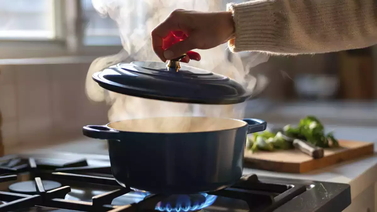 Cuando tapar o no tapar la olla: el gesto que cambia por completo tus platos