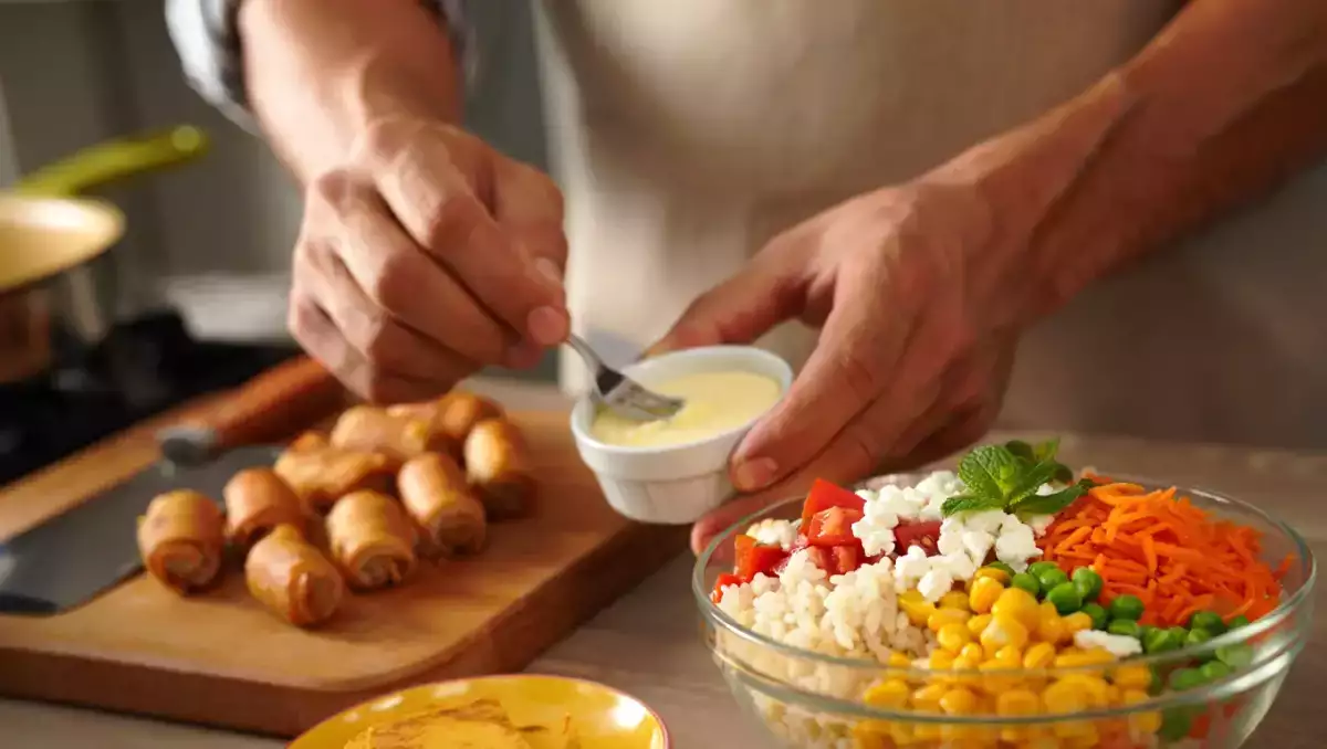 Menú diario, 19 de mayo: Deliciosos rollitos, ensalada fresca y flan de coco