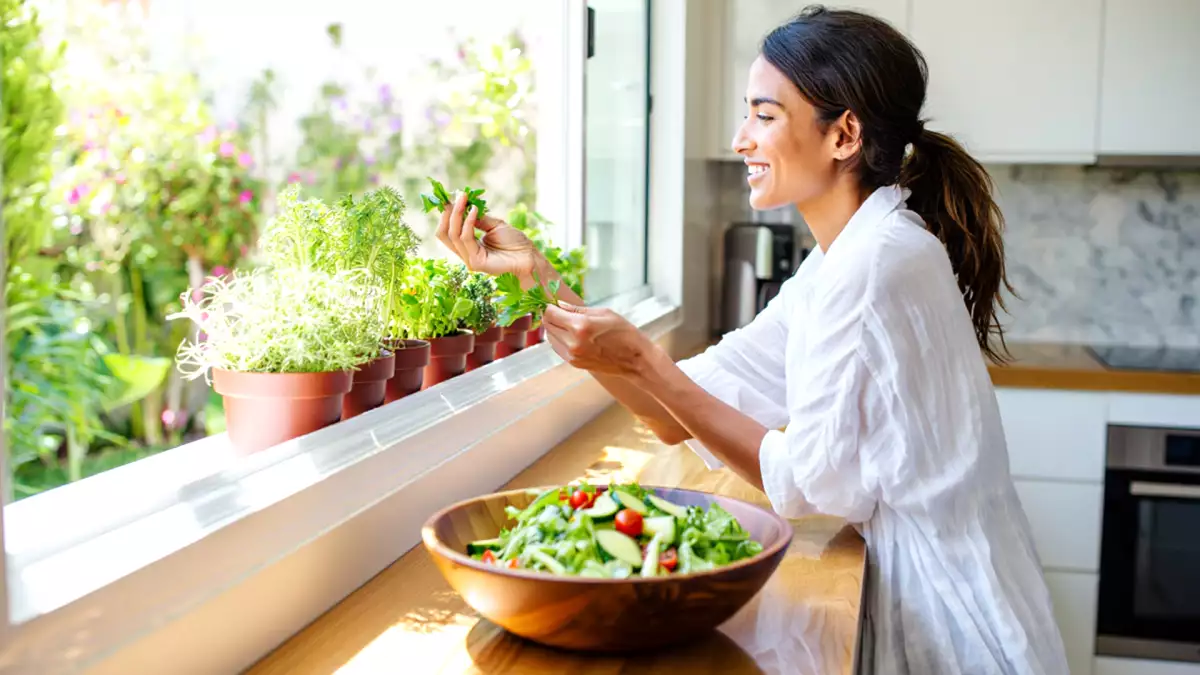5 hierbas aromáticas que viven mejor dentro de la cocina y 5 que necesitan sol de verdad