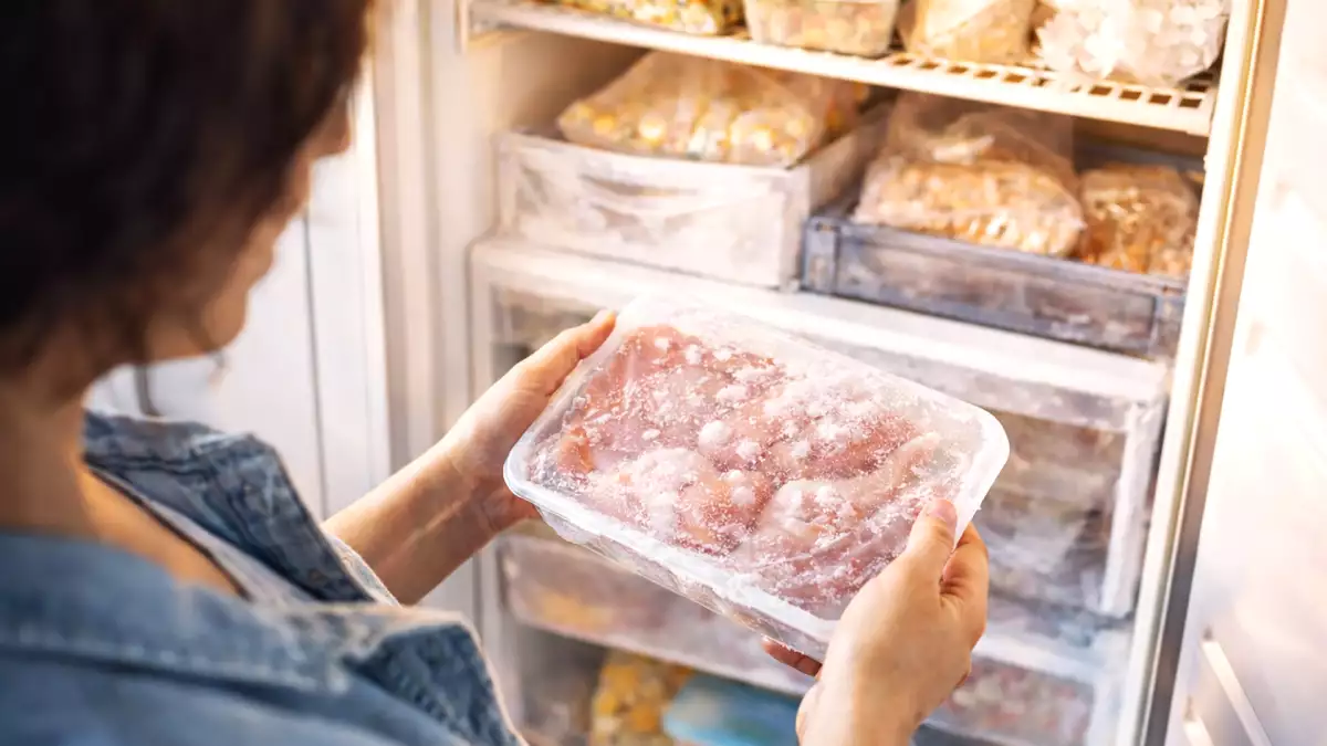 ¿Sin tiempo para descongelar? Prueba este truco sencillo que te salva la comida en pocos minutos