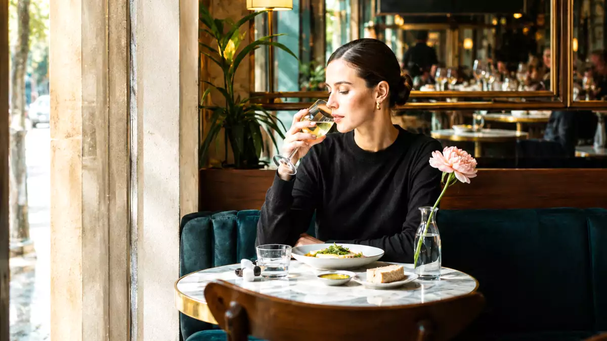 La teoría de la mesa para una: por qué comer solo ya no parece una derrota, sino un pequeño lujo