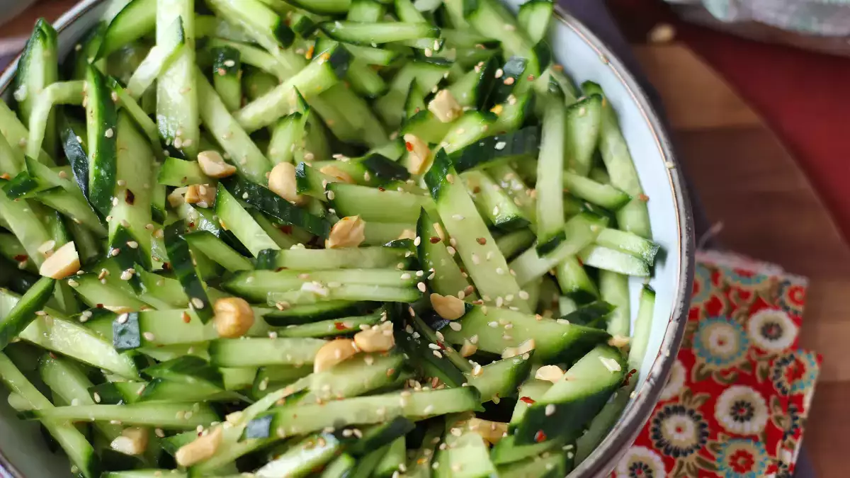 Imposible comer solo un poco: esta ensalada de pepino fresca y con un punto picante se ha convertido en nuestra obsesión del momento