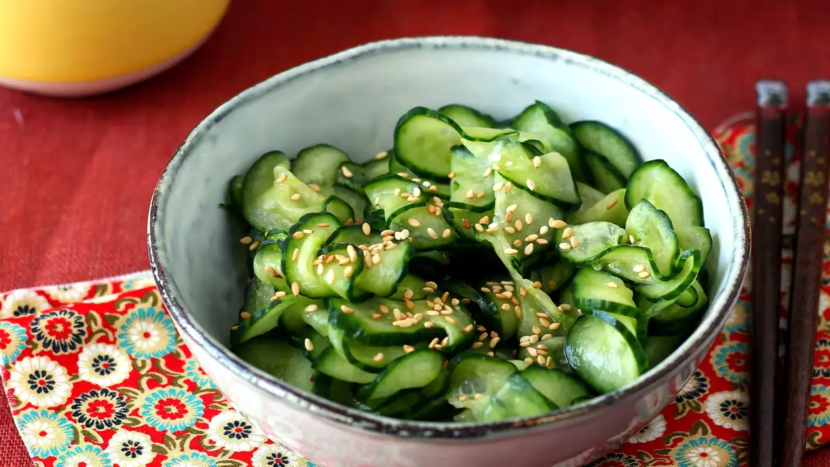 El pepino no tiene por qué saber a poco: ideas y recetas para hacer ensaladas mucho más sabrosas